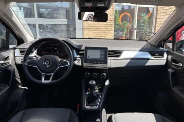 Renault Captur (2023) thumbnail 3