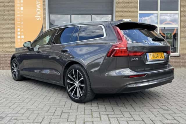 Volvo V60 (2023) thumbnail 3