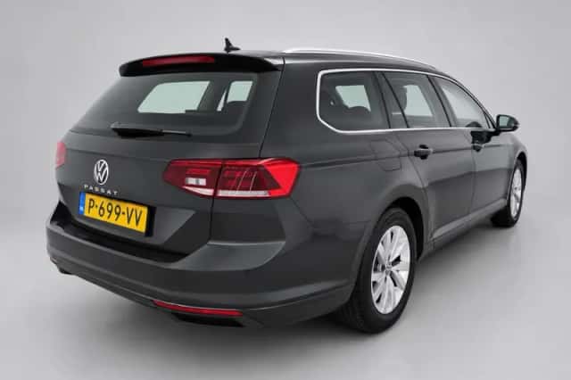 Volkswagen Passat (2022) thumbnail 2