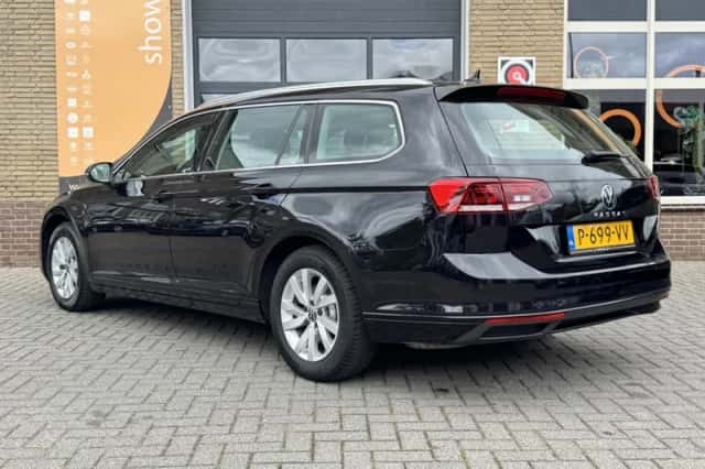 Volkswagen Passat (2022) thumbnail 2