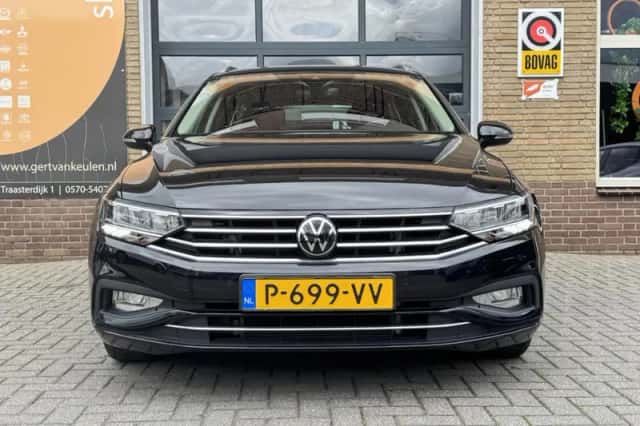 Volkswagen Passat (2022) thumbnail 3