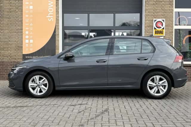 Volkswagen Golf (2023) thumbnail 2
