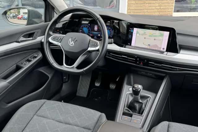 Volkswagen Golf (2023) thumbnail 3