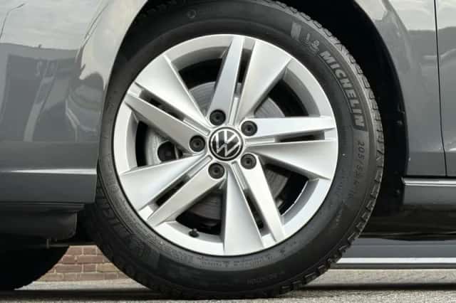 Volkswagen Golf (2023) thumbnail 6