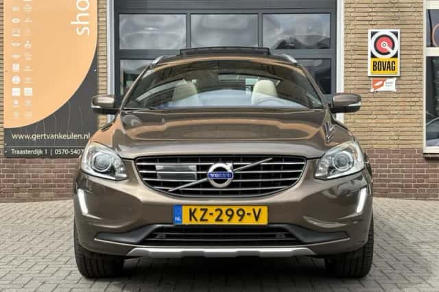 Volvo XC60 (2017) thumbnail 2