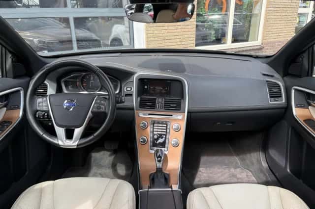 Volvo XC60 (2017) thumbnail 3