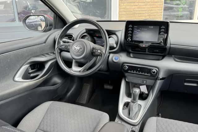 Toyota Yaris (2021) thumbnail 3