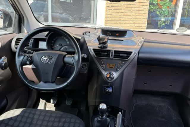 Toyota IQ (2010) thumbnail 4