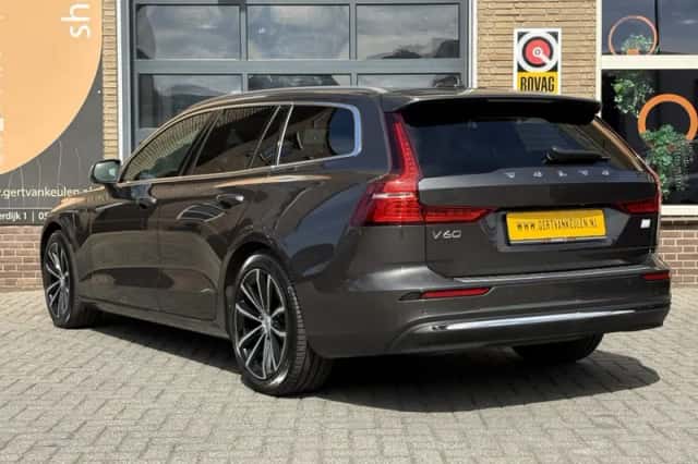 Volvo V60 (2023) thumbnail 3