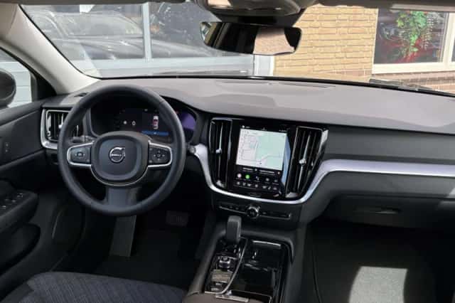 Volvo V60 (2023) thumbnail 4