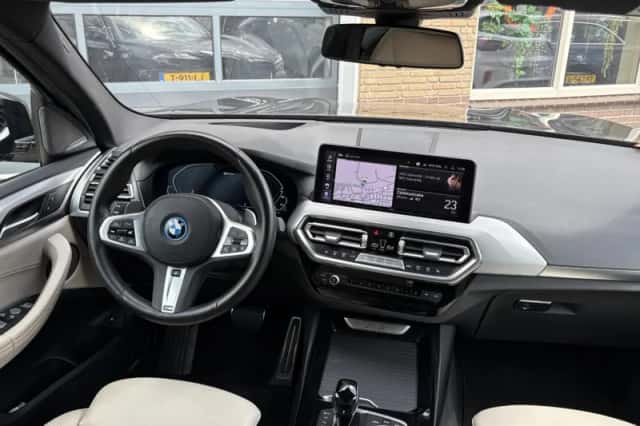 BMW X3 (2024) thumbnail 3