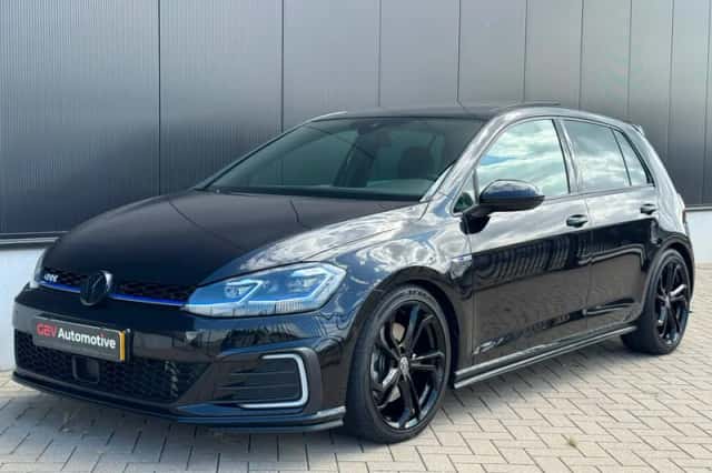 Volkswagen Golf (2018) thumbnail 4