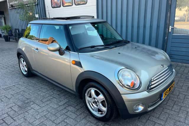 MINI Cooper (2008) thumbnail 2