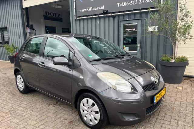Toyota Yaris (2009) thumbnail 2