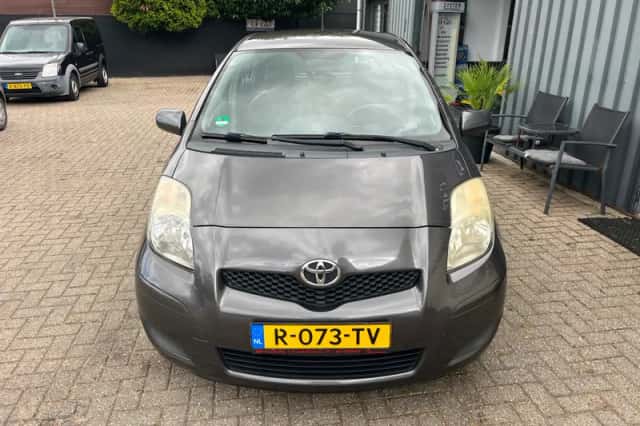 Toyota Yaris (2009) thumbnail 3