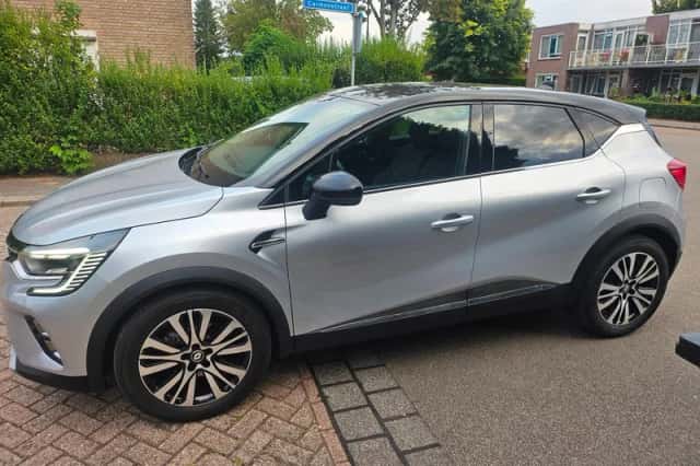 Renault Captur (2022) thumbnail 2