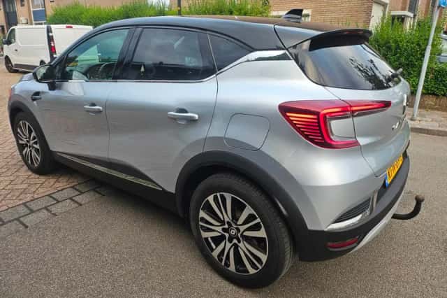 Renault Captur (2022) thumbnail 3