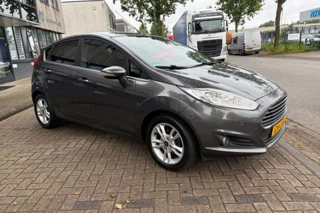 Ford Fiesta (2015) thumbnail 2