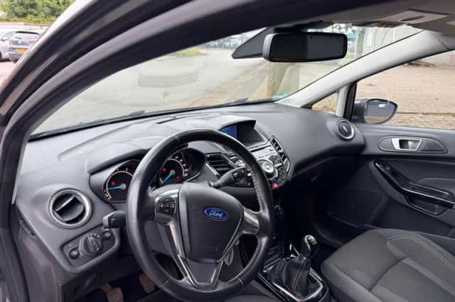 Ford Fiesta (2015) thumbnail 5