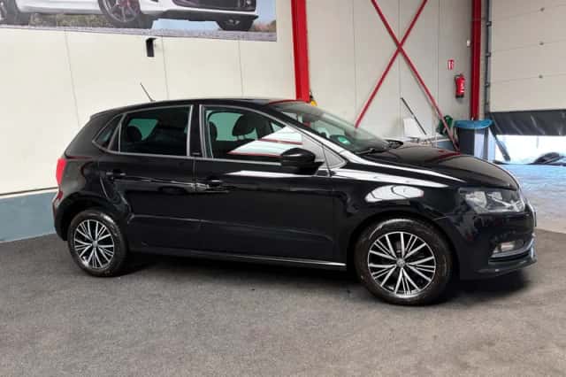 Volkswagen Polo (2016) thumbnail 2