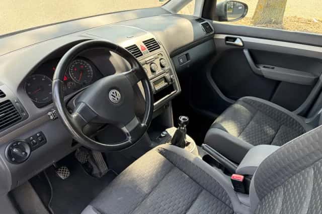 Volkswagen Touran (2010) thumbnail 2