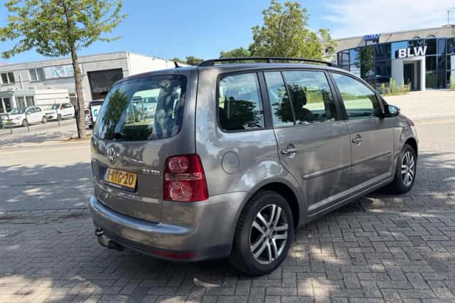 Volkswagen Touran (2010) thumbnail 1