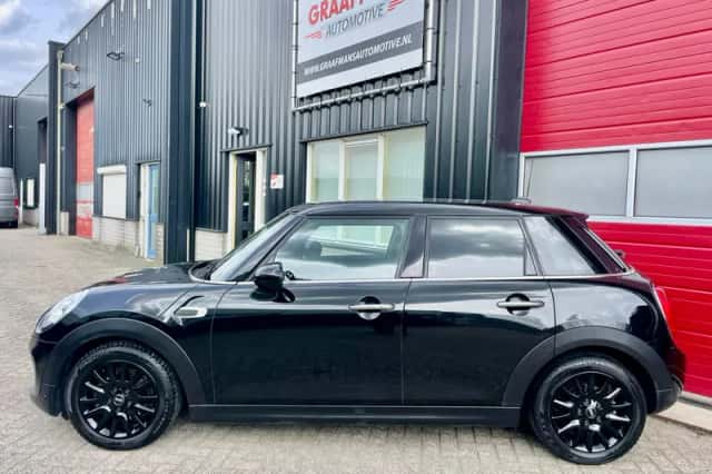 MINI Cooper (2017) thumbnail 3