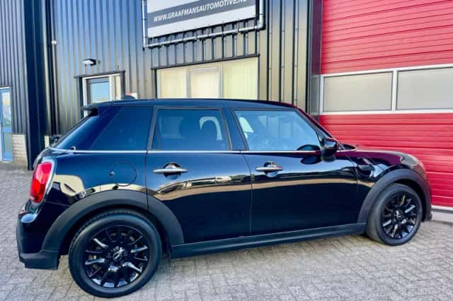MINI Cooper (2022) thumbnail 3