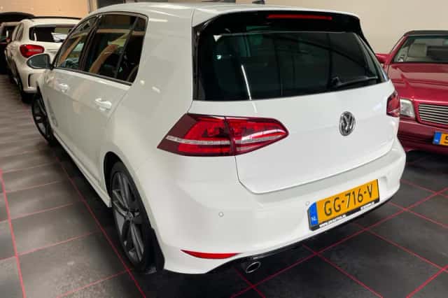 Volkswagen Golf (2015) thumbnail 2