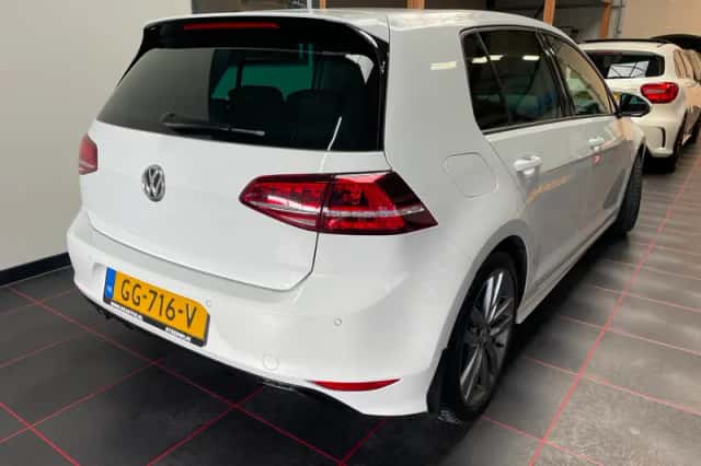 Volkswagen Golf (2015) thumbnail 3