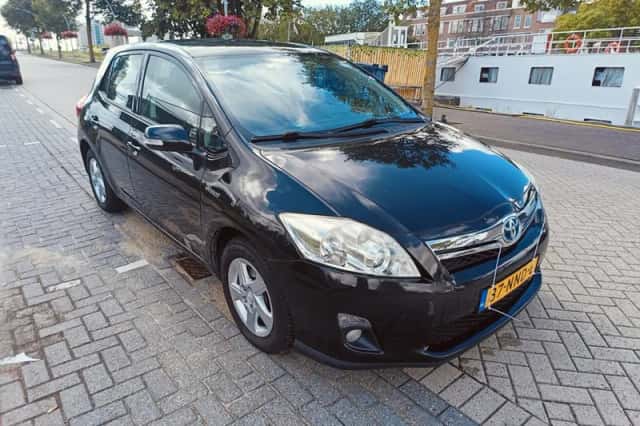 Toyota Auris (2010) thumbnail 3