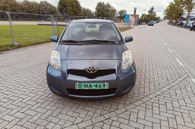 Toyota Yaris (2009) thumbnail 3