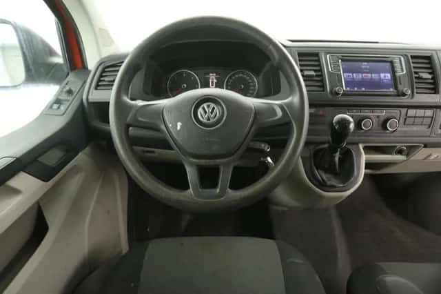 Volkswagen Transporter (2016) thumbnail 2