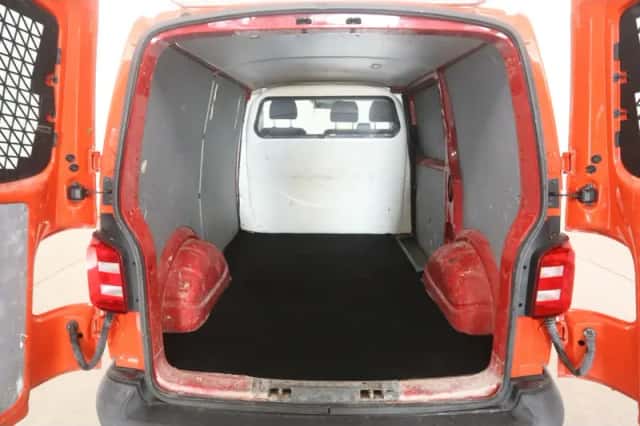 Volkswagen Transporter (2016) thumbnail 3