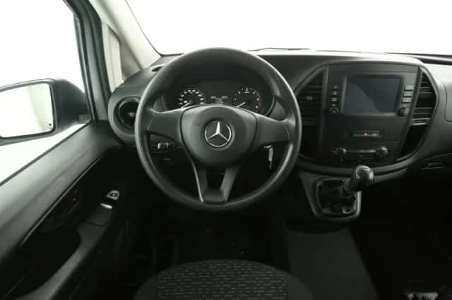 Mercedes-Benz Vito (2021) thumbnail 2