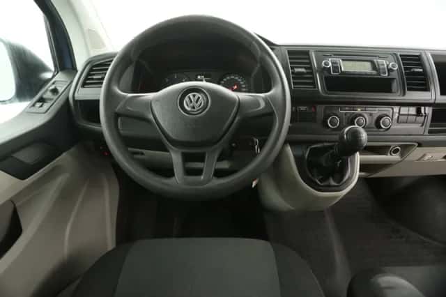 Volkswagen Transporter (2016) thumbnail 2