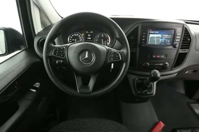 Mercedes-Benz Vito (2022) thumbnail 2