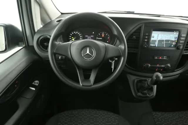 Mercedes-Benz Vito (2022) thumbnail 2