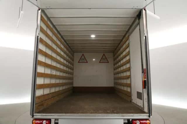 Volkswagen Crafter (2021) thumbnail 3