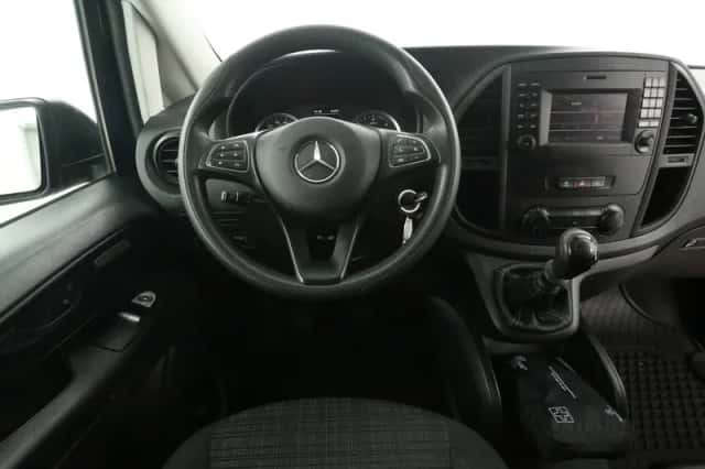 Mercedes-Benz Vito (2020) thumbnail 2