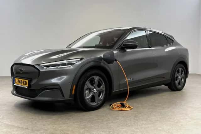 Ford Mustang (2021) thumbnail 3