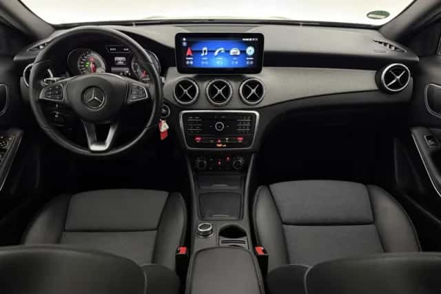 Mercedes-Benz GLA (2016) thumbnail 2