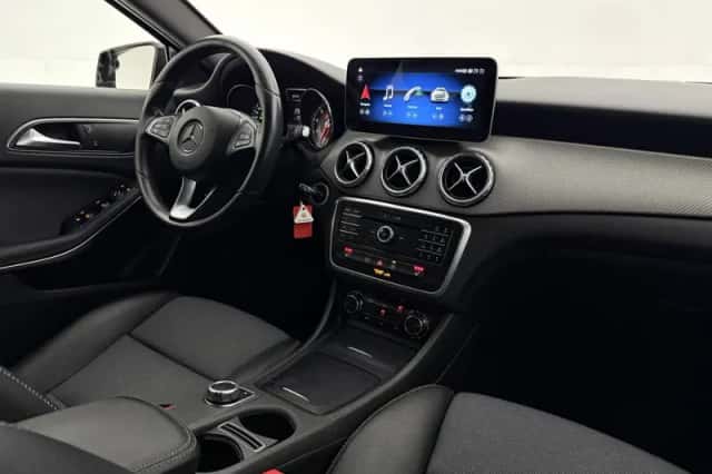 Mercedes-Benz GLA (2016) thumbnail 4