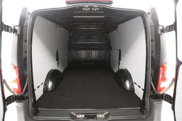 Mercedes-Benz Vito (2022) thumbnail 3