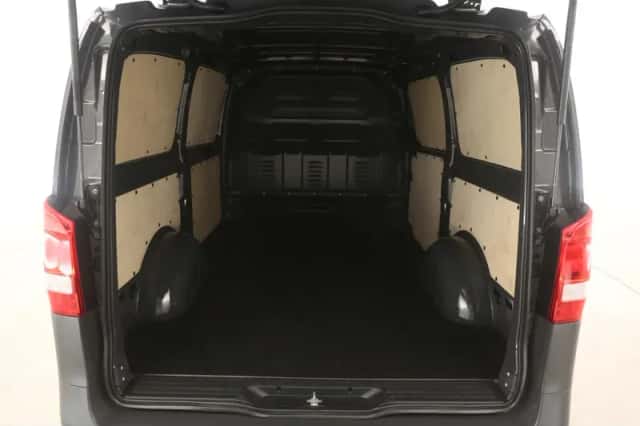 Mercedes-Benz Vito (2022) thumbnail 3