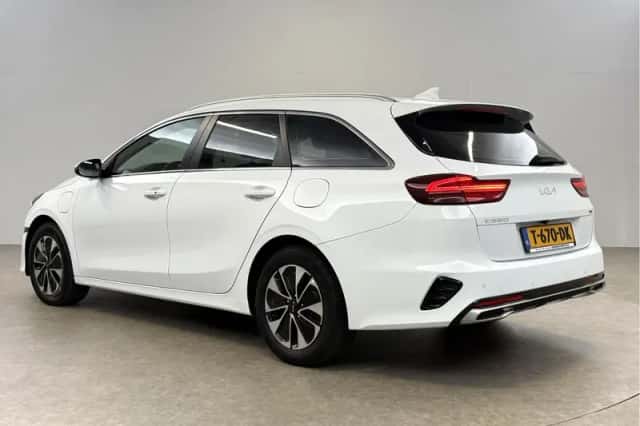 Kia Ceed (2023) thumbnail 3
