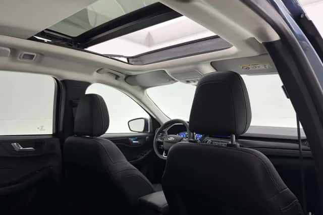 Ford Kuga (2022) thumbnail 4
