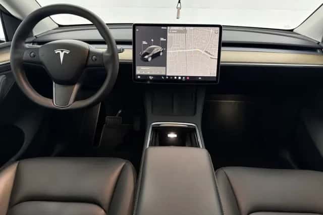 Tesla Model Y (2021) thumbnail 2