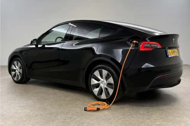 Tesla Model Y (2021) thumbnail 3