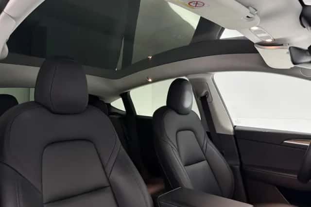Tesla Model Y (2021) thumbnail 4